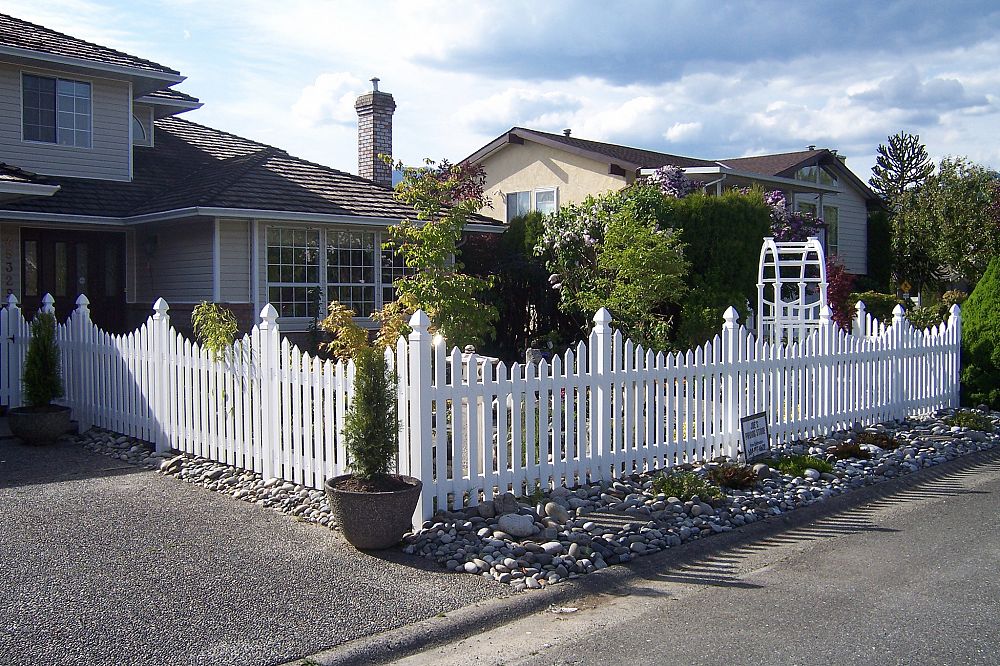 What should I look for when hiring a company to do my fencing?
