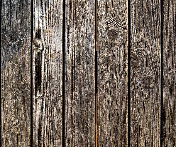 Which is better for you needs: wood or vinyl fencing?