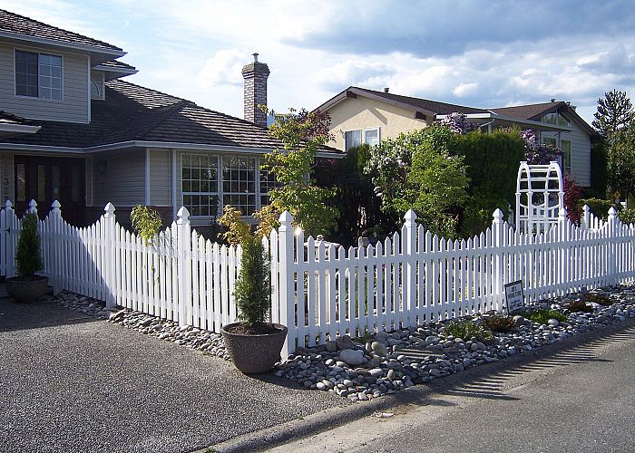 What should I look for when hiring a company to do my fencing?